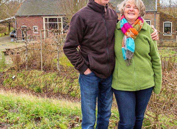 Kleiner Tisch mit Lavendel im Huisje in Stavenisse, Ferienhaus in Tholen, Zeeland.