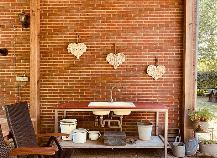 Gemuetliches Wohnzimmer in Cottage in Stavenisse, Ferienhaus in Tholen, Zeeland mit bunten Kissen.