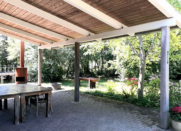 Gemuetliches Wohnzimmer in Cottage in Stavenisse, Ferienhaus in Tholen, Zeeland mit bunten Kissen.