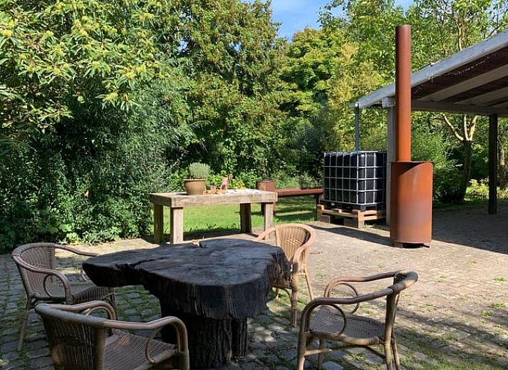Blick auf den Garten vom Wohnzimmer des Huisje in Stavenisse, Ferienhaus in Zeeland.