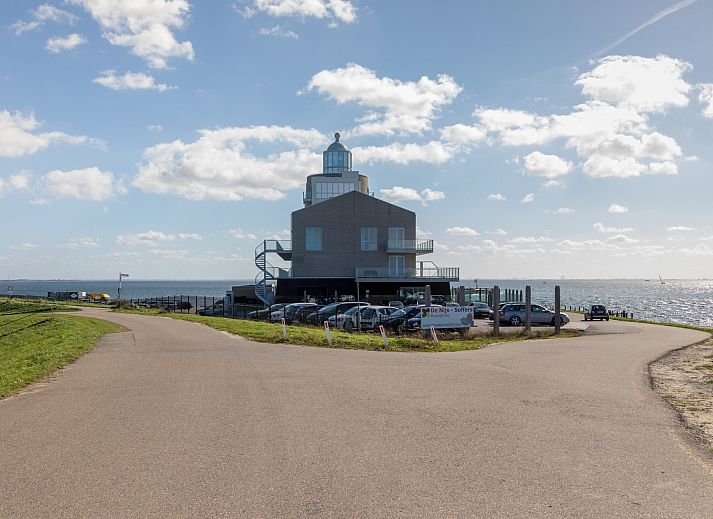 Lichte woonkamer van Appartement in Scherpenisse, Zeeland, met uitzicht op zee vanaf het terras en moderne inrichting voor een ontspannen verblijf.