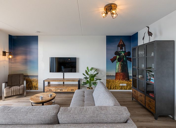Lichte woonkamer van Appartement in Scherpenisse, Zeeland, met uitzicht op zee vanaf het terras en moderne inrichting voor een ontspannen verblijf.