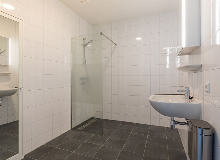 Geniet van het prachtige zeezicht vanaf het ruime terras van Appartement in Scherpenisse, gelegen in het schilderachtige Tholen, Zeeland.