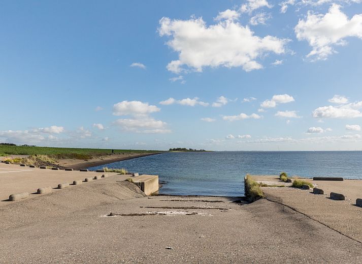 Geniet van het prachtige zeezicht vanaf het ruime terras van Appartement in Scherpenisse, gelegen in het schilderachtige Tholen, Zeeland.