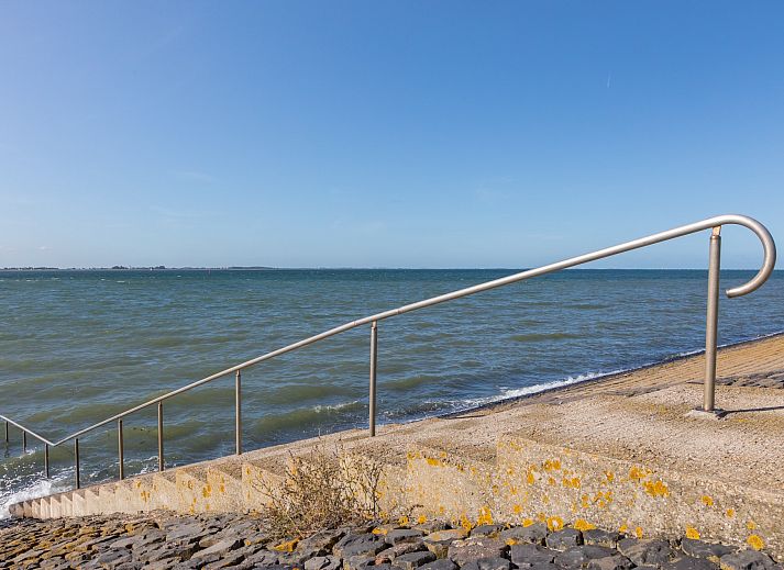 Appartement in Scherpenisse, gelegen in het pittoreske Tholen, Zeeland, biedt een prachtig uitzicht en moderne accommodatie aan de kust.