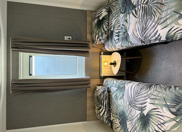 Stijlvolle woonkamer in Vakantiehuis De Noordzee, Scherpenisse, met modern interieur in Zeeland.