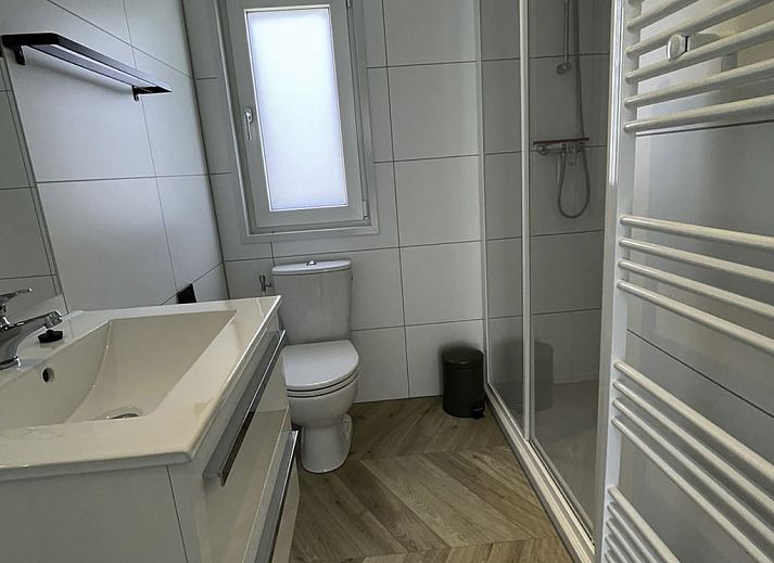 Stijlvolle woonkamer in Vakantiehuis De Noordzee, Scherpenisse, met modern interieur in Zeeland.