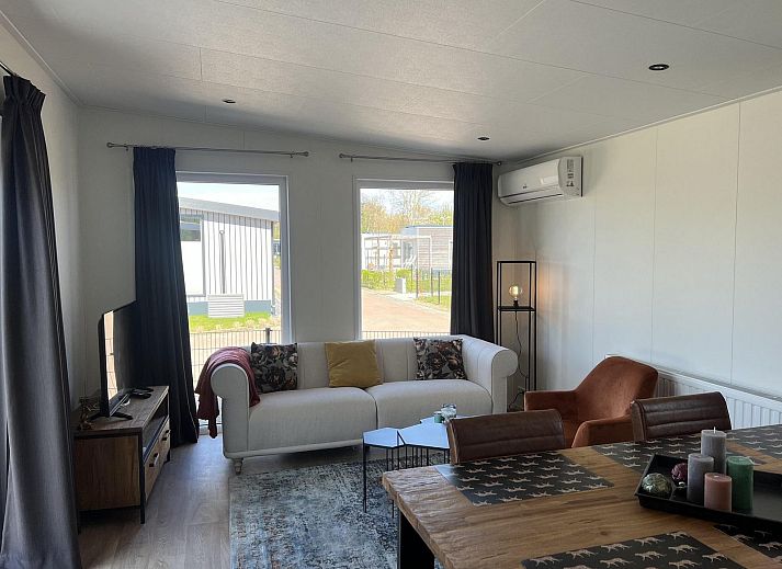 VZ2323 Vakantiechalet in Scherpenisse, Zeeland met moderne buitenkant en groene omgeving.