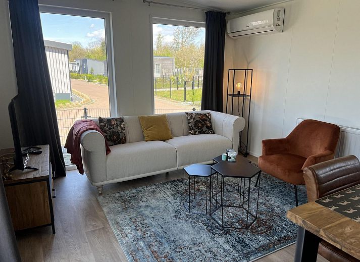 VZ2323 Vakantiechalet in Scherpenisse, Zeeland met moderne buitenkant en groene omgeving.