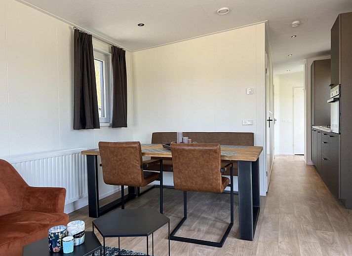 VZ2323 Vakantiechalet in Scherpenisse, Zeeland met moderne buitenkant en groene omgeving.