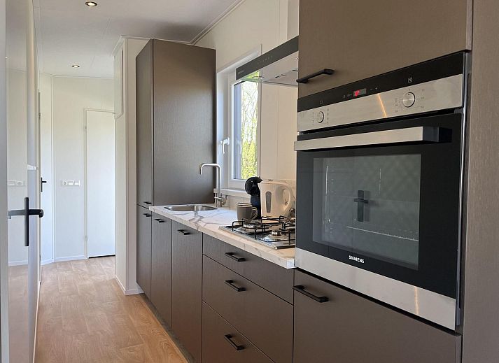 VZ2323 Vakantiechalet in Scherpenisse, Zeeland met moderne buitenkant en groene omgeving.