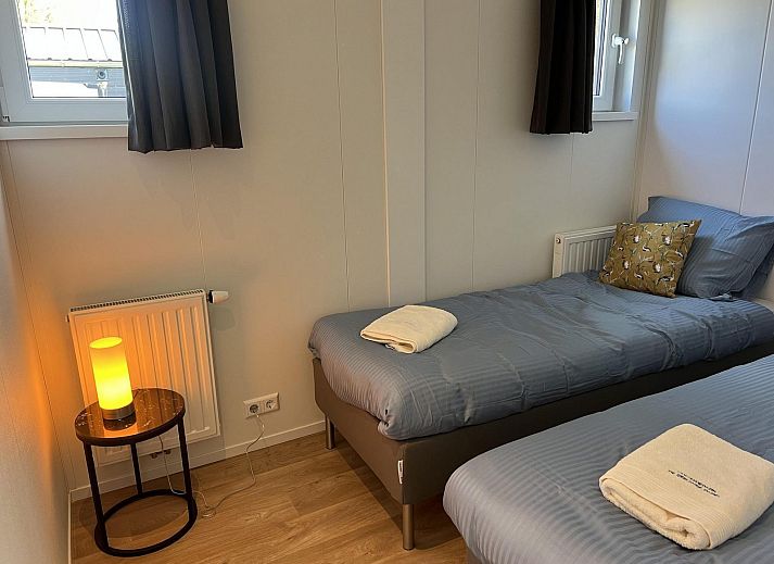 Gezellige woonkamer in VZ2323 Vakantiechalet, Scherpenisse, Zeeland met comfortabele zithoek.