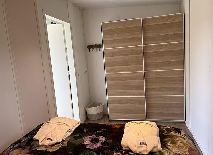 Gezellige woonkamer in VZ2323 Vakantiechalet, Scherpenisse, Zeeland met comfortabele zithoek.