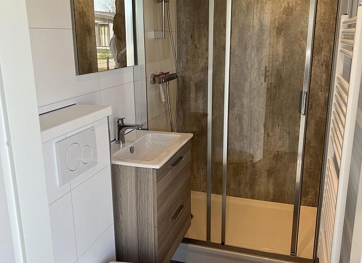 Gezellige woonkamer in VZ2323 Vakantiechalet, Scherpenisse, Zeeland met comfortabele zithoek.