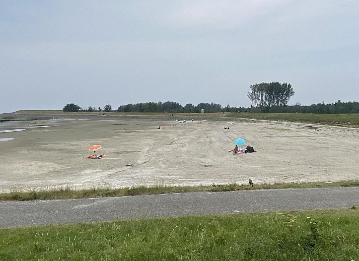 Lichte woonkamer in VZ2323 Vakantiechalet, Scherpenisse, Tholen, met uitzicht op de omgeving.