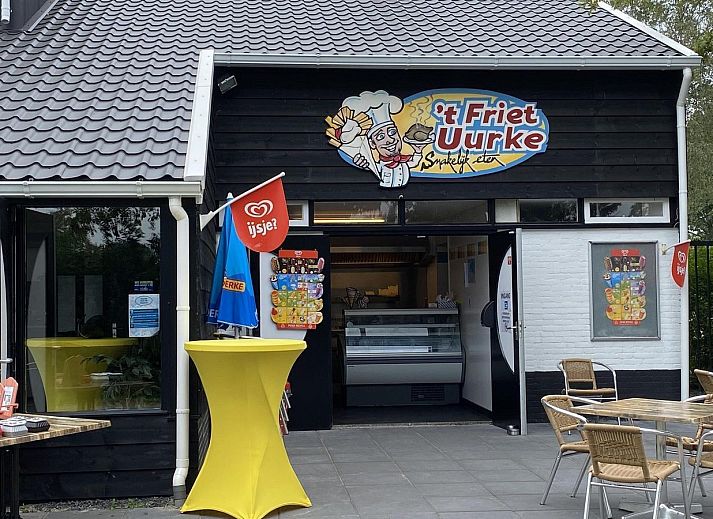 Lichte woonkamer in VZ2323 Vakantiechalet, Scherpenisse, Tholen, met uitzicht op de omgeving.