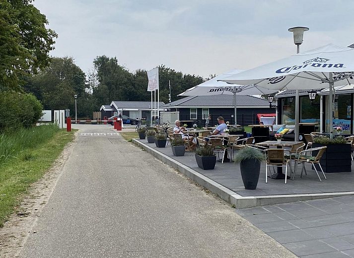 Eetgedeelte in VZ2323 Vakantiechalet, Scherpenisse, Zeeland met moderne inrichting.