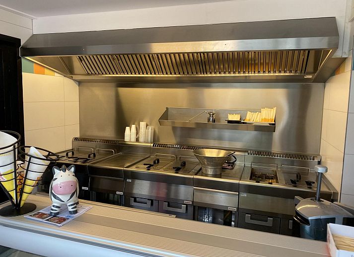 Eetgedeelte in VZ2323 Vakantiechalet, Scherpenisse, Zeeland met moderne inrichting.