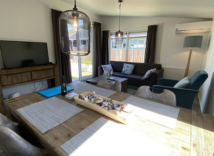 Terrasse von VZ873 Ferienchalet in Scherpenisse, ideal fuer Mahlzeiten im Freien in Tholen, Zeeland.