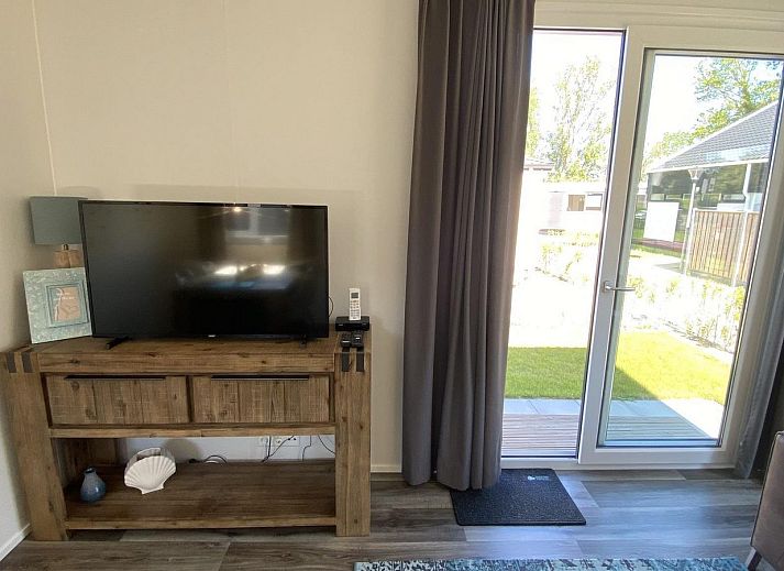 Terrasse von VZ873 Ferienchalet in Scherpenisse, ideal fuer Mahlzeiten im Freien in Tholen, Zeeland.