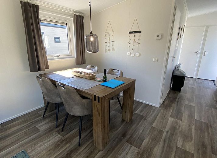 Sonnenterrasse im VZ873 Ferienchalet in Scherpenisse, ideal zum Entspannen in Tholen, Zeeland.