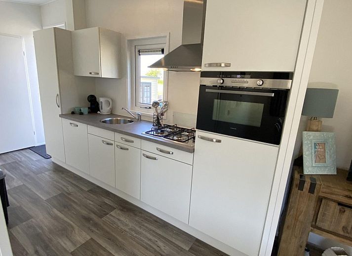 Sonnenterrasse im VZ873 Ferienchalet in Scherpenisse, ideal zum Entspannen in Tholen, Zeeland.