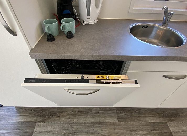 Sonnenterrasse im VZ873 Ferienchalet in Scherpenisse, ideal zum Entspannen in Tholen, Zeeland.