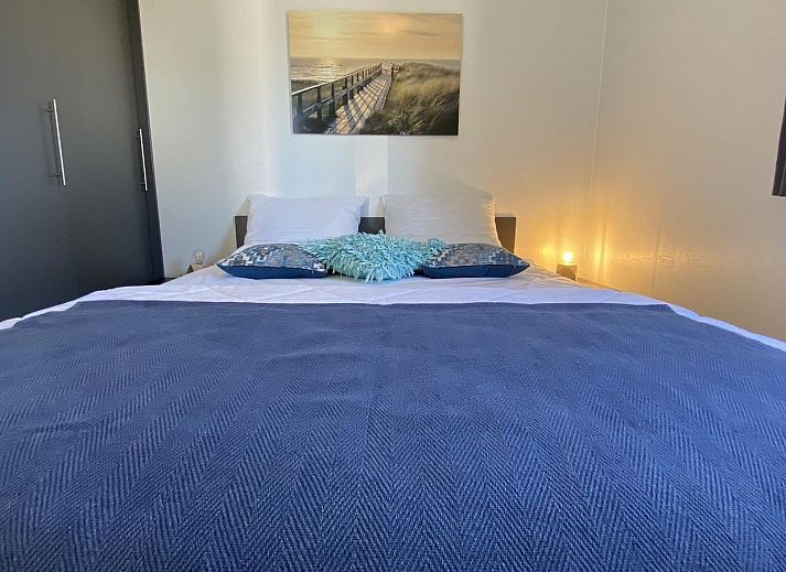 Gemuetliche Sitzgelegenheiten im Freien im VZ873 Ferienchalet in Scherpenisse, umgeben von Natur in Tholen, Zeeland.