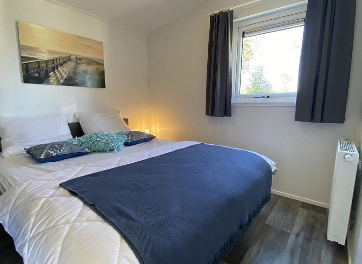 Gemuetliche Sitzgelegenheiten im Freien im VZ873 Ferienchalet in Scherpenisse, umgeben von Natur in Tholen, Zeeland.