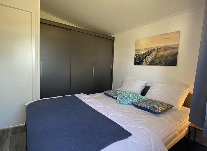 Gemuetliche Sitzgelegenheiten im Freien im VZ873 Ferienchalet in Scherpenisse, umgeben von Natur in Tholen, Zeeland.