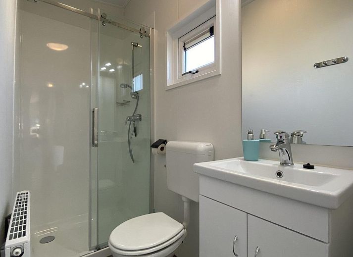 Gemuetliches Wohnzimmer des modern eingerichteten Ferienchalets VZ873 in Scherpenisse in Tholen, Zeeland.