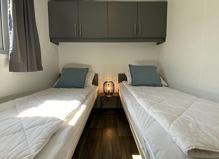 Gemuetliches Wohnzimmer des modern eingerichteten Ferienchalets VZ873 in Scherpenisse in Tholen, Zeeland.