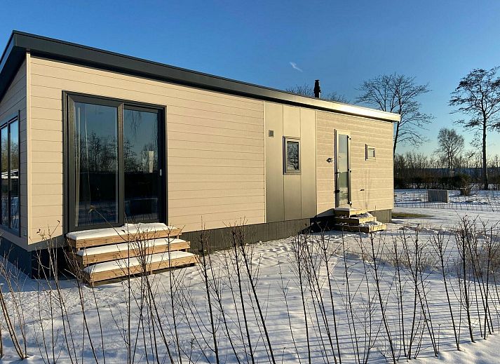 Gemuetliches Wohnzimmer des modern eingerichteten Ferienchalets VZ873 in Scherpenisse in Tholen, Zeeland.