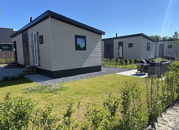 Gemuetliches Wohnzimmer des modern eingerichteten Ferienchalets VZ873 in Scherpenisse in Tholen, Zeeland.
