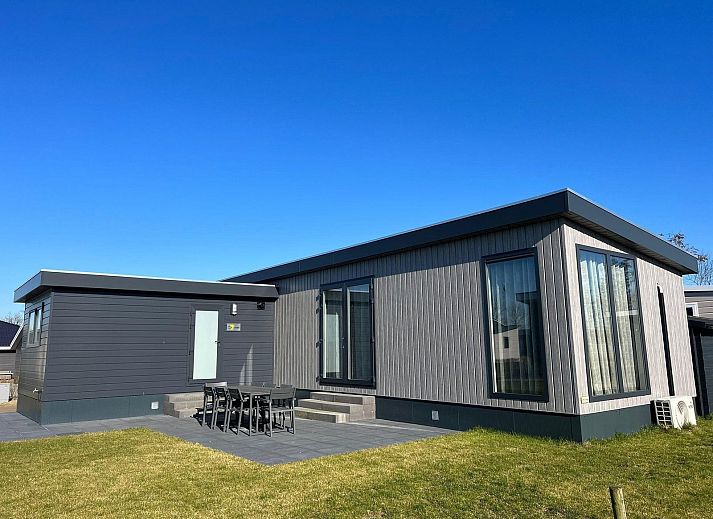 VZ2317 Luxe vakantiechalet in Scherpenisse, Zeeland met moderne buitenkant en terras.