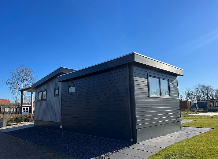 VZ2317 Luxe vakantiechalet in Scherpenisse, Zeeland met moderne buitenkant en terras.