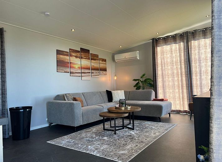 VZ2317 Luxe vakantiechalet in Scherpenisse, Zeeland met moderne buitenkant en terras.