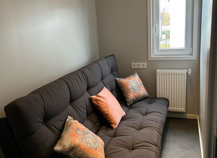 VZ2317 Luxe vakantiechalet in Scherpenisse, Zeeland met moderne buitenkant en terras.