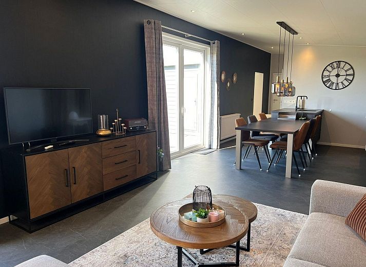 VZ2317 Luxe vakantiechalet in Scherpenisse, Zeeland met moderne buitenkant en terras.