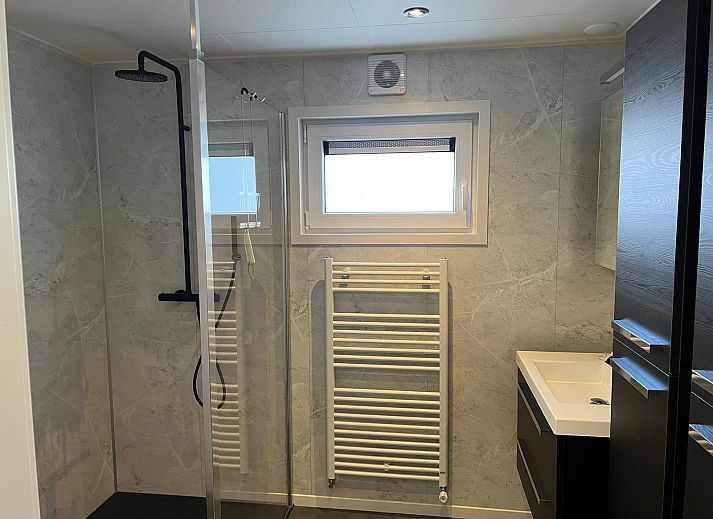 Achterzijde van VZ2317 Luxe vakantiechalet in Scherpenisse, Zeeland met ruime buitenruimte.