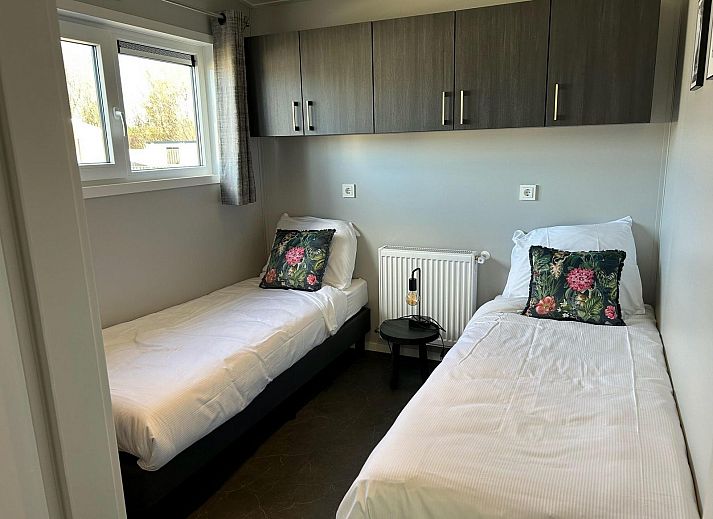 Achterzijde van VZ2317 Luxe vakantiechalet in Scherpenisse, Zeeland met ruime buitenruimte.