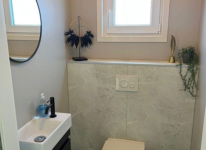 Achterzijde van VZ2317 Luxe vakantiechalet in Scherpenisse, Zeeland met ruime buitenruimte.