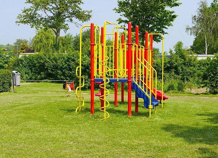 Gezellige woonkamer van VZ2317 Luxe vakantiechalet in Scherpenisse, Zeeland met comfortabele bank.