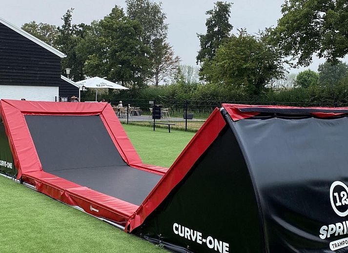 Stijlvolle zithoek in VZ2317 Luxe vakantiechalet in Scherpenisse, Zeeland, perfect voor ontspanning.