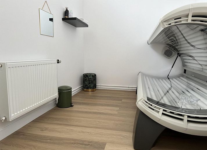 Eetkamer en keuken in VZ2317 Luxe vakantiechalet in Scherpenisse, Zeeland met moderne inrichting.