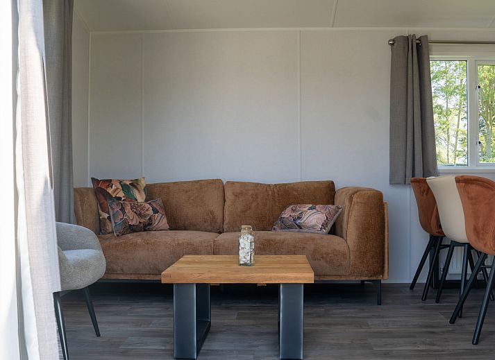 Veranda des Ferienhauses Sunset in Scherpenisse, Tholen, mit modernen Gartenmoebeln.