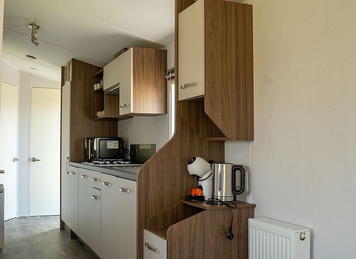 Veranda des Ferienhauses Sunset in Scherpenisse, Tholen, mit modernen Gartenmoebeln.