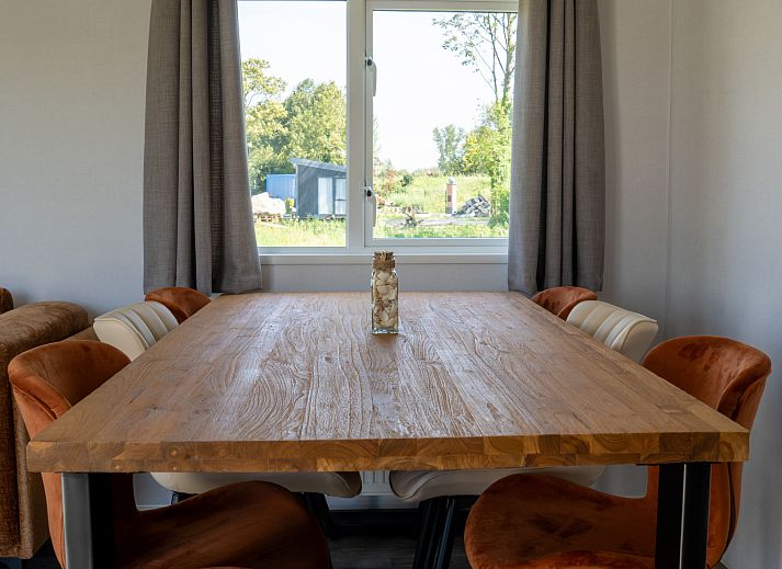 Gemuetliches Wohnzimmer im Ferienhaus Sunset, Scherpenisse, Tholen, mit bequemem Sofa.