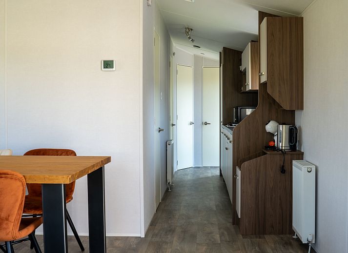 Gemuetliches Wohnzimmer im Ferienhaus Sunset, Scherpenisse, Tholen, mit bequemem Sofa.