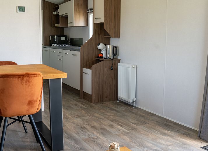 Gemuetliches Wohnzimmer im Ferienhaus Sunset, Scherpenisse, Tholen, mit bequemem Sofa.